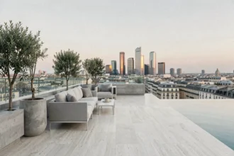 Terrasse luxueuse d'un penthouse avec vue panoramique sur une skyline urbaine européenne au crépuscule
